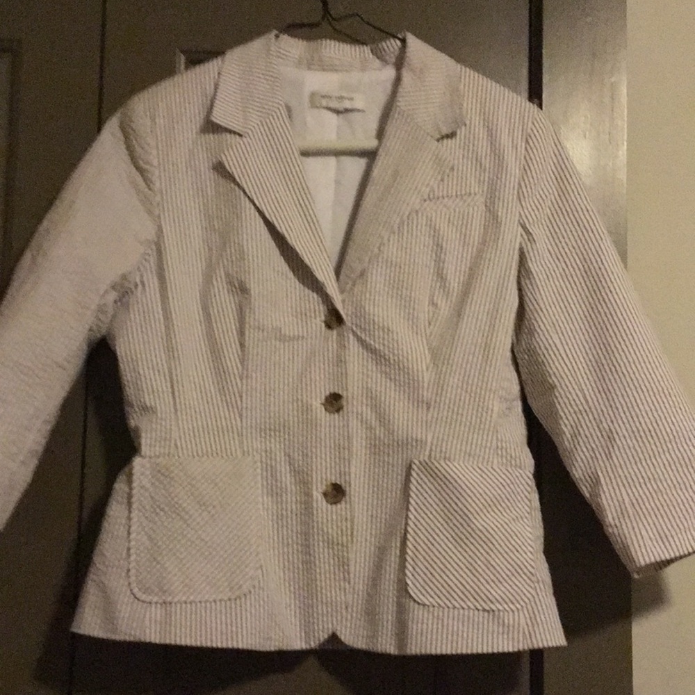 Mizrahi seersucker. Fitted & darts-very flattering